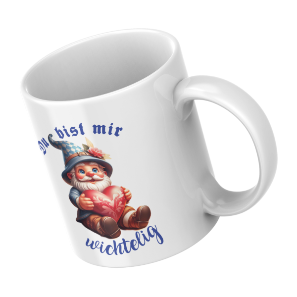 Detailansicht der bayerischen Wichtel-Tasse mit humorvollem Spruch „Du bist mir wichtelig“